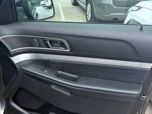Used 2017 Ford Explorer XLT AWD/4WD image 36