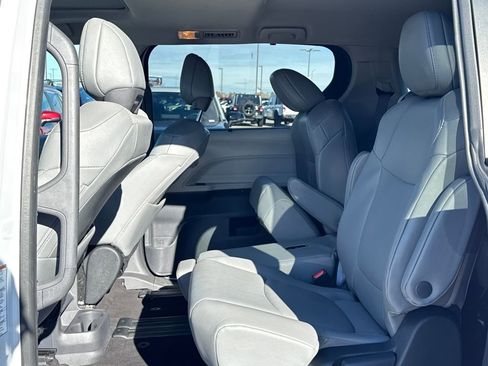 Used 2023 Toyota Sienna XLE image 11