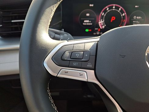 Certified 2025 Volkswagen Tiguan SE AWD/4WD image 20