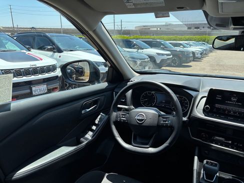 Used 2025 Nissan Rogue SV FWD image 36