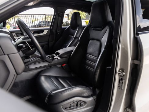 Certified 2024 Porsche Cayenne Coupe AWD/4WD image 5