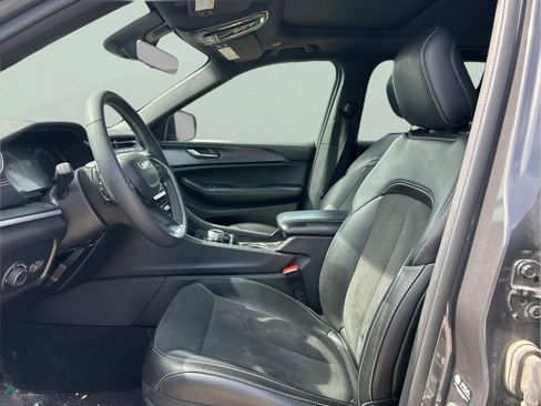 Certified 2025 Jeep Grand Cherokee Altitude AWD/4WD image 9