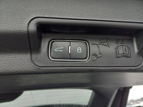 Used 2023 Ford Explorer Limited image 12