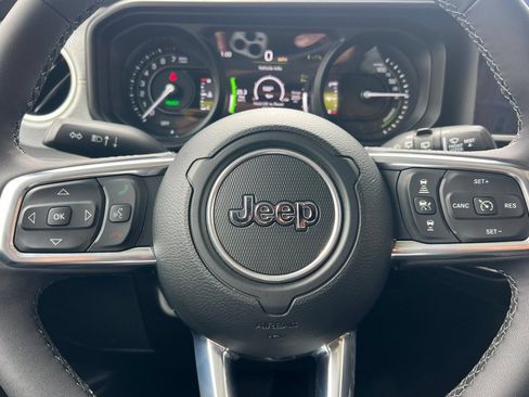 Used 2025 Jeep Wrangler Unlimited Sahara AWD/4WD image 23