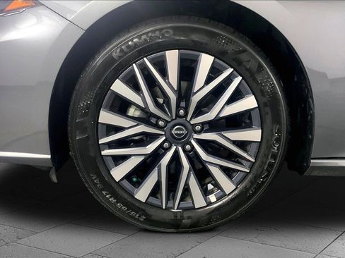 Used 2025 Nissan Altima 2.5 SV FWD image 9