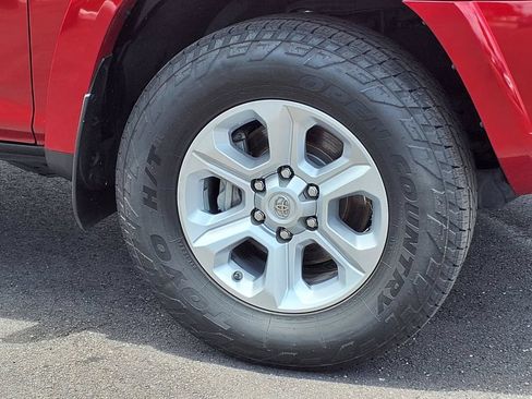 Used 2021 Toyota 4Runner SR5 Premium w/ Moonroof Package RWD image 10