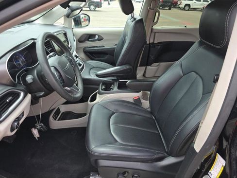 Used 2024 Chrysler Pacifica Touring-L FWD image 4