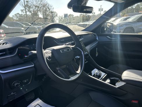 New 2025 Jeep Grand Cherokee Altitude image 16