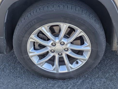 Used 2019 Jeep Cherokee Latitude w/ Popular Appearance Group FWD image 13