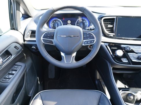 New 2026 Chrysler Pacifica Limited image 10