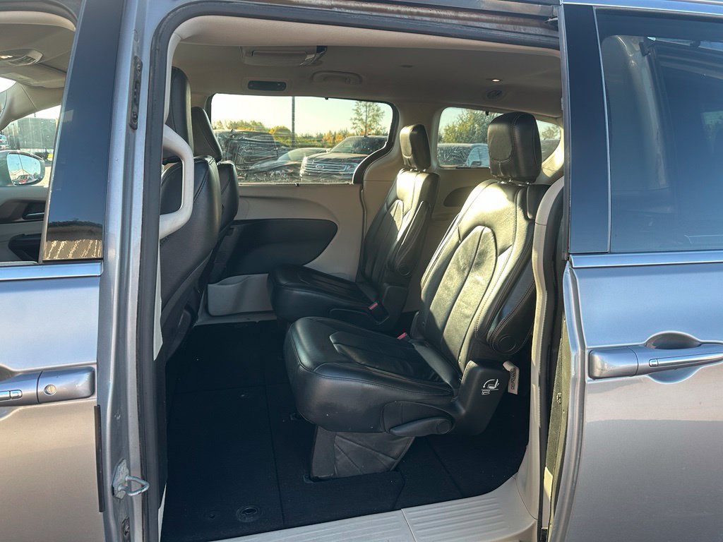 Used 2017 Chrysler Pacifica Touring-L FWD image 20