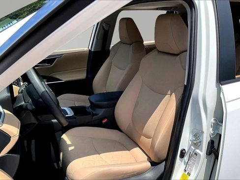 Used 2025 Toyota RAV4 XLE w/ Convenience Package FWD image 17
