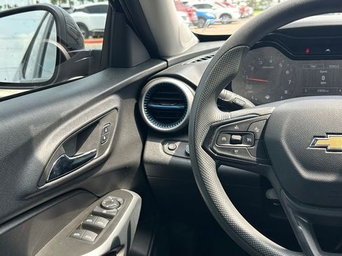 Used 2025 Chevrolet Trax LS w/ LS Convenience Package FWD image 12