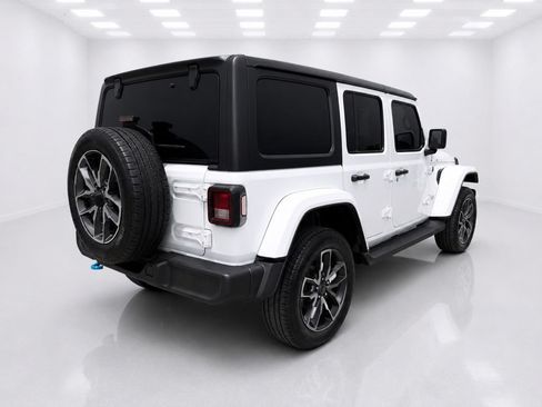 Used 2024 Jeep Wrangler Unlimited w/ Convenience Group AWD/4WD image 10