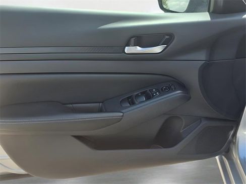 Used 2024 Nissan Altima 2.5 SV image 18