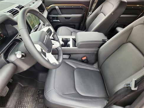 Used 2025 Land Rover Defender 110 X-Dynamic SE image 13