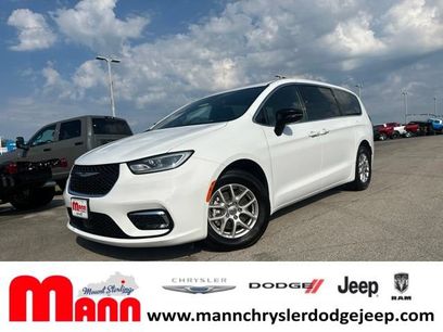 Used 2025 Chrysler Pacifica Select