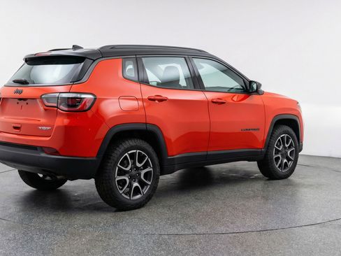 Used 2025 Jeep Compass Trailhawk image 9