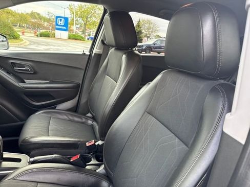 Used 2022 Chevrolet Trax LT w/ LT Convenience Package image 12