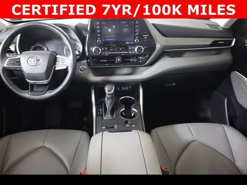 Used 2022 Toyota Highlander XLE AWD/4WD image 16