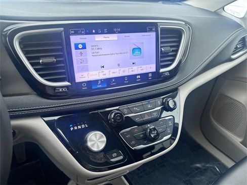 Used 2023 Chrysler Pacifica Touring-L image 21