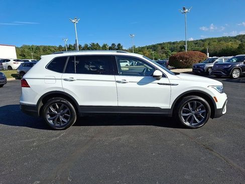 Certified 2022 Volkswagen Tiguan SE image 8