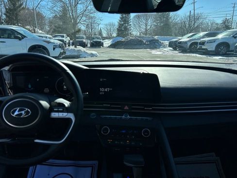 Used 2021 Hyundai Elantra Limited image 18