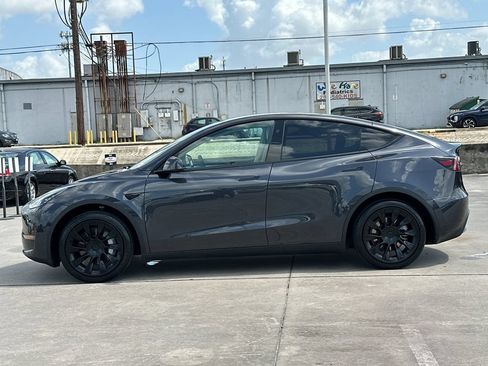 Used 2024 Tesla Model Y Long Range RWD image 2