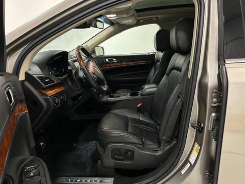 Used 2018 Lincoln MKT AWD image 4