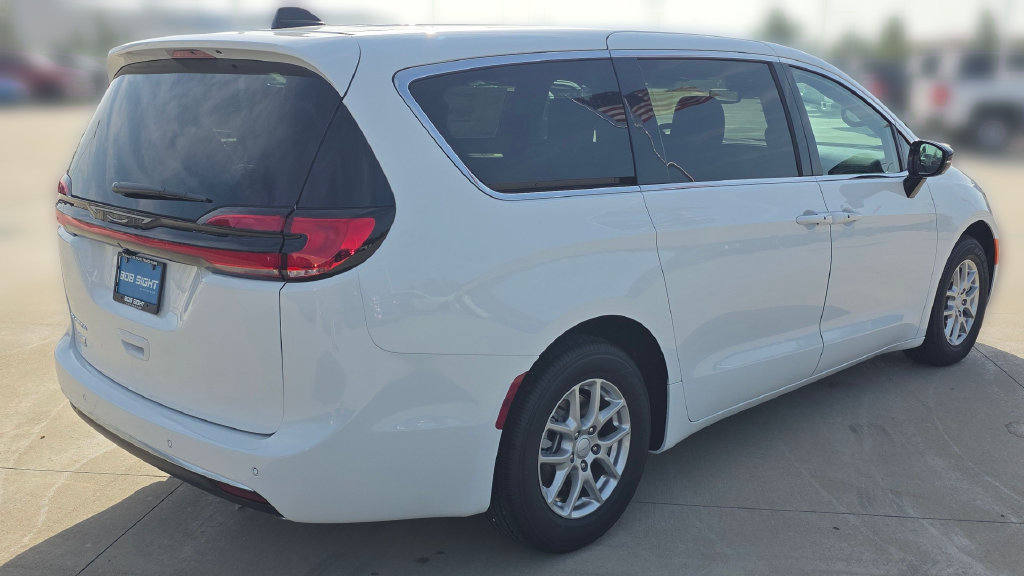 New 2027 Chrysler Pacifica Select FWD image 5