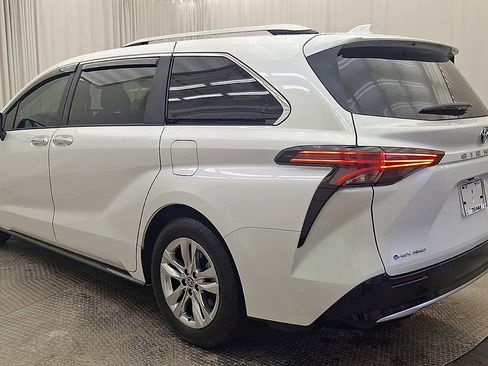 Certified 2025 Toyota Sienna Limited image 9