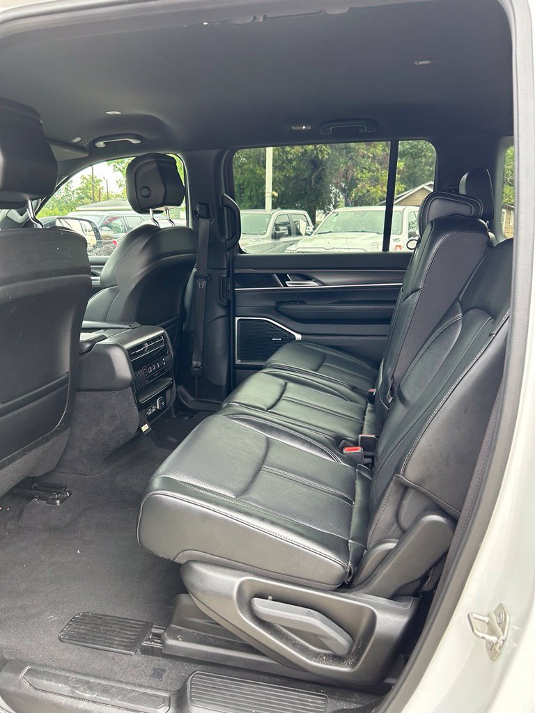 Used 2024 Jeep Wagoneer Series II w/ Flexible Seating Group RWD image 16