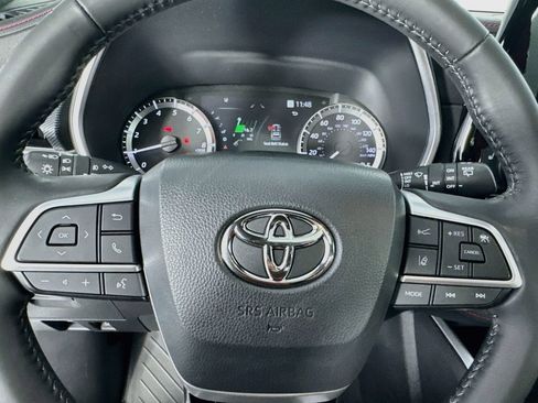 Used 2023 Toyota Highlander XSE FWD image 16