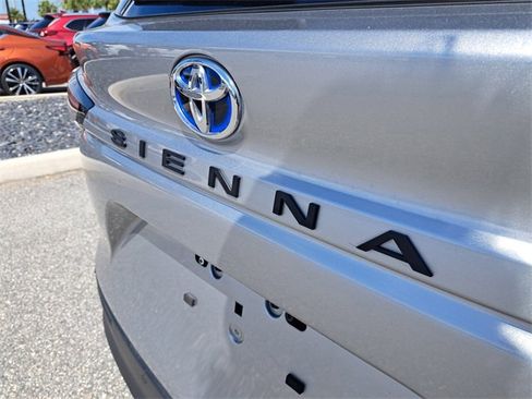 Used 2024 Toyota Sienna XLE image 7