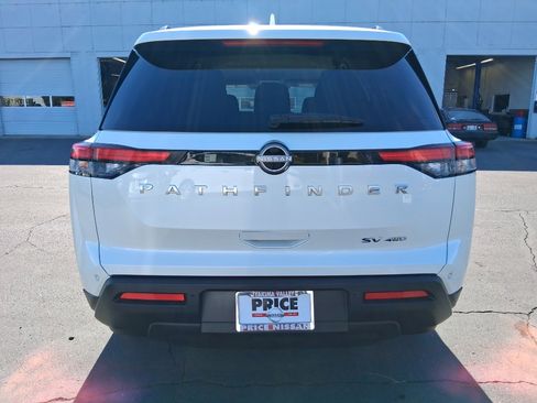 Used 2024 Nissan Pathfinder SV image 4