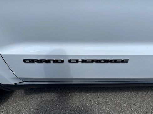 Used 2019 Jeep Grand Cherokee Limited AWD/4WD image 3