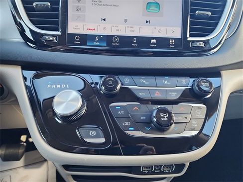 Used 2024 Chrysler Pacifica Touring-L image 19