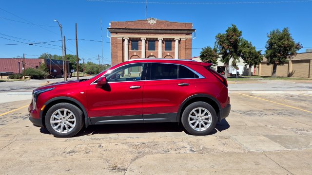 Used 2023 Cadillac XT4 Luxury w/ Cold Weather Package FWD image 4
