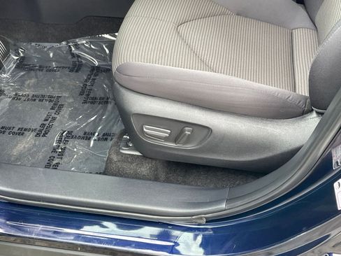 Used 2025 Toyota Highlander LE image 23