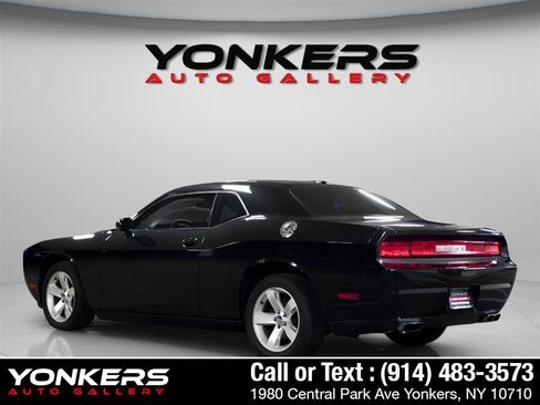Used 2011 Dodge Challenger image 4