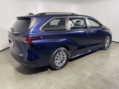 Certified 2023 Toyota Sienna XLE image 3