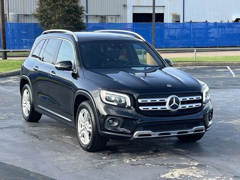 Used 2023 Mercedes-Benz GLB 250 4MATIC w/ Premium Package image 3