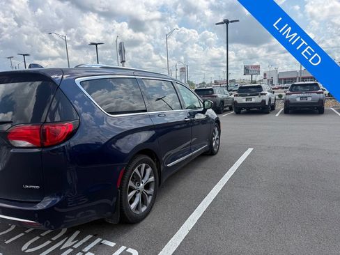 Used 2018 Chrysler Pacifica Limited w/ Tire & Wheel Group FWD image 5