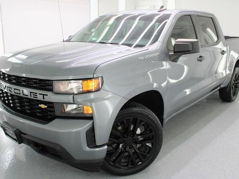 Used 2020 Chevrolet Silverado 1500 Custom w/ Custom Value Package image 2