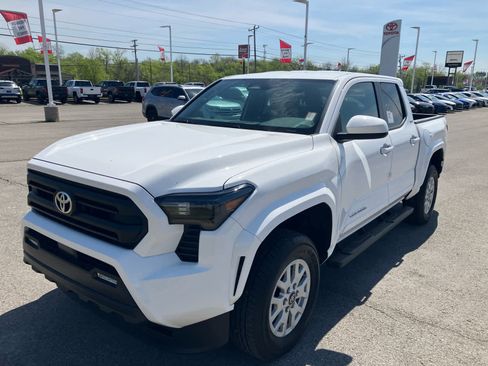 Certified 2025 Toyota Tacoma SR5 AWD/4WD image 3
