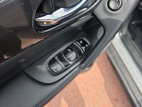Used 2019 Nissan Rogue SV AWD/4WD image 11