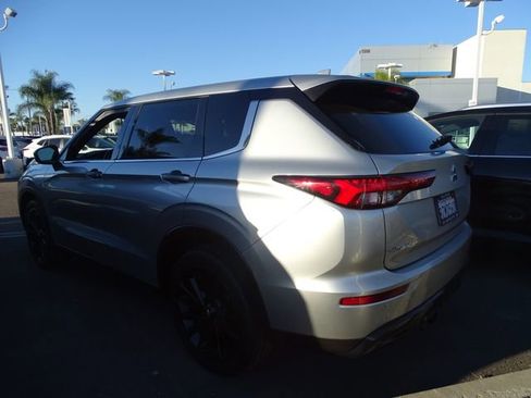 Used 2022 Mitsubishi Outlander SE image 2