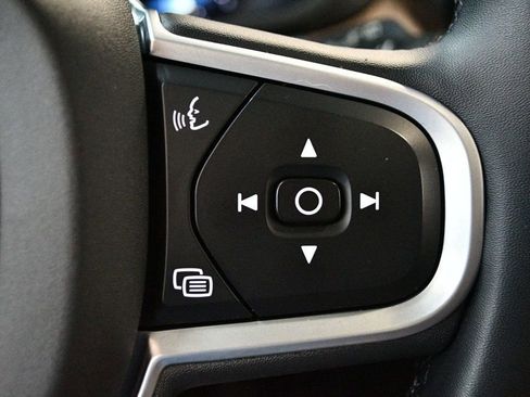 Used 2022 Volvo XC60 B5 Momentum w/ Protection Package Premier image 41