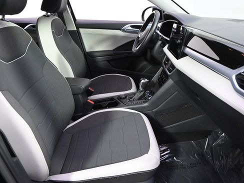 Used 2025 Volkswagen Taos SE AWD/4WD image 16