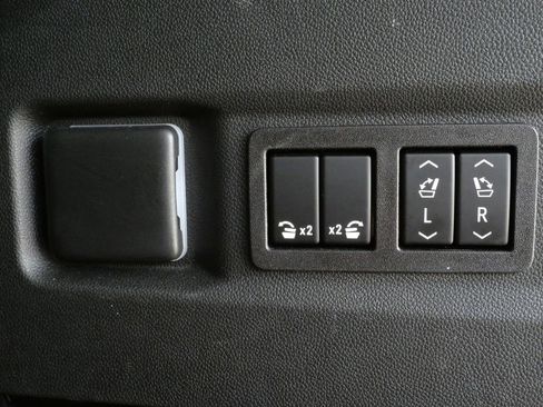 Used 2023 Chevrolet Tahoe Premier AWD/4WD image 33